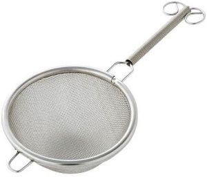 Chakoshi to sift matcha